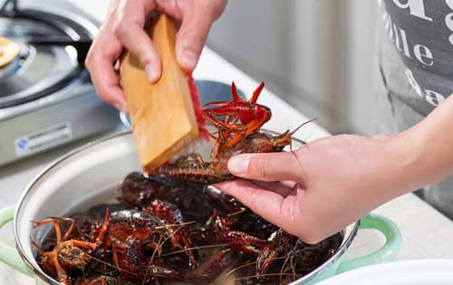 小龙虾怎么清洗和处理才简单省力又干净？